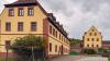 Im Gebäude links sollen bis Jahresende ein Dorfcafé und ein Dorfladen im Neustadter Klosterhof untergebracht werden.