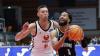Davion Mintz (vorne) von den Würzburg Baskets ließ sich auch vom NBA-erfahrenen Jarrod Uthoff nicht stoppen. Der Flügelspieler erzielte 24 Punkte.