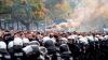Aufeinandertreffen von Polizei und Fans bei einem Fußballspiel (Archivbild)