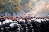 Aufeinandertreffen von Polizei und Fans bei einem Fußballspiel (Archivbild)