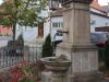 Das Wasser aus der Mariensäule auf dem Großlangheimer Marktplatz sollte eigentlich dem Schlosssee zufließen, was es aber nicht tut, da die Leitung zum See anscheinend verstopft ist. 