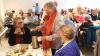 Rosemarie Göhring ist seit vielen Jahren in der Seniorenarbeit des Kreisverbandes federführend aktiv. Beim Herbstfest bedient sie die Seniorinnen und Senioren.