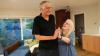 John Martinis steht mit seiner Frau Jean in ihrem Wohnzimmer, nachdem er von seinem Nobelpreis für Physik erfahren hat. John Martinis steht mit seiner Frau Jean in ihrem Wohnzimmer, nachdem er von seinem Nobelpreis für Physik erfahren hat.