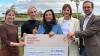 Bei der Spendenübergabe: Gabriele Nelkenstock (Hilfe im Kampf gegen Krebs e.V., Mitte), eingerahmt von den Spenderinnen Johanna Oppmann (links) und Rebekka Nöth, außen Antonia Rabe und Prof. Dr. Imad Maatouk, beide von der Medizinischen Klinik II des Uniklinikums Würzburg.