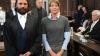 Anwalt Ingo Bott und seine Mandantin Christina Block stehen vor Prozessbeginn im Gerichtssaal.