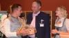 Vorsitzender Julian Bessler (links) überreichte Heiko Därr im Beisein von Weinprinzessin Eszter Mihaly einen besonderen Whisky als Dank für 25 Jahre Kassier beim Fremdenverkehrsverein Abtswind.