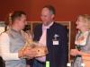 Vorsitzender Julian Bessler (links) überreichte Heiko Därr im Beisein von Weinprinzessin Eszter Mihaly einen besonderen Whisky als Dank für 25 Jahre Kassier beim Fremdenverkehrsverein Abtswind.