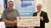 Einen Spendenscheck in Höhe von 2160 Euro übergab Erster Bürgermeister Jochen Weber (li.) an die „Stiftung Unser Michelau“. Stephan Franke von der Sparkasse Coburg-Lichtenfels nahm den Scheck entgegen.