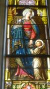 Mit leuchtenden Farben beeindrucken die Buntglasfenster der Kapelle, hier das Kunigungenfenster. Mit leuchtenden Farben beeindrucken die Buntglasfenster der Kapelle, hier das Kunigungenfenster.