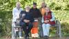 Monika Stange (OGV Zell), Bürgermeister Kipke, Joachim Beck (Bauhof), Günter Führich (OGV Zell) und Monika Ziller (OGV Zell) an der gespendeten Bank am neuen Friedhof Zell.