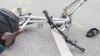 Ein Fahrrad liegt nach einem Verkehrsunfall auf der Straße. Die 57-jährige Radfahrerin trifft nach aktuellem Erkenntnisstand keine Schuld. 