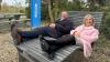 Auf der Relax-Liege in den Fahrer Weinbergen kann man sich gut erholen. Das haben Bürgermeister Heiko Bäuerlein und Landrätin Tamara Bischof schnell herausgefunden.