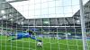 Das 1:0 für den FC Bayern: Wolfsburgs Torhüterin Stina Johannes kann den Schuss von Klara Bühl nicht halten. Das 1:0 für den FC Bayern: Wolfsburgs Torhüterin Stina Johannes kann den Schuss von Klara Bühl nicht halten.