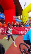Schnellste Frau beim Drei-Länder-Marathon war die Kenianerin Rholex Jelimo, die 2:34:28 Stunden für die Strecke am Bodensee benötigte. 