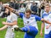 Der SV Eichenhausen/Saal um Abwehrchef Sebastian Bayer (Mitte) verteidigte durch den Sieg im Spitzenspiel gegen die SG Niederlauer I/Strahlungen II (links Konstantin Samojlov) die Tabellenführung in der A-Klasse Rhön 2.