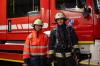 Für unterschiedliche Einsätze gibt es bei der Karlstadter Feuerwehr unterschiedliche Anzüge: Die Allwetterjacke (links) reicht für kleinere Einsätze wie Unfälle oder Brände im Freien, für Atemschutzeinsätze gibt es einen Spezialanzug (rechts).