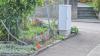 Den Ermittlern zufolge rammt der Verdächtige bereits in der Zufahrt zu dem Wohnhaus mit seinem Auto einen Gartenzaun und einen Blumenkübel. (Archivbild)