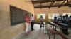 Frau Bartsch (Sambia e.v.) mit dem Schulleiter der Kawanda-Secondary-School, Mr. Collins Mahando.