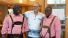 Pater Henry (von links), Peter Förg und Edward Ssebuyira zeigen sich in traditionellen Stoffen der jeweiligen Kulturpartner.