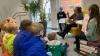 Kinder und Erwachsene feiern Freude: Patricia Lechner begeistert im BIZ Haßfurt mit ihrem Buch und einem bunten Mitmachprogramm.