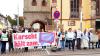 Vertreterinnen und Vertreter der Omas gegen Rechts aus der Region um Karlstadt demonstrierten am Samstag vor der St. Andreas-Kirche. In Sichtweite hatte die AfD einen Infostand am Kübelmarkt aufgestellt. 