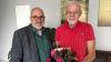 Schwarzachs Bürgermeister Volker Schmitt (links) gratulierte Rudolf Hoemen zum 85. Geburtstag.