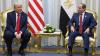 Donald Trump (l), Präsident der USA, trifft Abdel Fattah al-Sisi, Präsident von Ägypten, zum „Gipfel für den Frieden“.