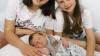 Die beiden Schwestern Lea und Hanna sind stolz auf ihren Bruder Maximilian Edgar.