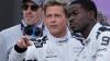 Bild von den Dreharbeiten im Sommer 2023 in Silverstone: Brad Pitt (Mitte) spricht mit Schauspielkollege Damson Idris (rechts). (Archivbild)