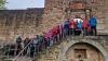 "Eine Tour von Züntersbach aus nach Burg-Schwarzenfels" hieß es bei der zweiten Tour der Bischofsheimer Herbstwanderwoche. So schöne Plätze wie diese Treppe nutzen die Teilnehmer gerne für ein prächtiges Gruppenfoto.