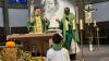 In Einheit mit dem Seelsorgeteam möchte Pfarrer Dr. Frederic Fungula seine Aufgabe als Pfarrvikar im Pastoralen Raum Kitzingen erfüllen. Unser Bild zeigt Fungula (rechts) bei der Einführung am Erntedankfest mit Pfarrer Nicolas Kehl (links).