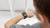Regelmäßige Blutzuckerkontrollen gehören für Diabetiker zum Alltag. Über einen Sensor am Arm können die Werte auch auf die Smartwatch übertragen werden.