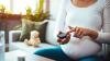 In der Schwangerschaft kann ein sogenannter Gestationsdiabetes entstehen. Das kann vor und während der Geburt zu Problemen führen.