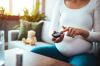 In der Schwangerschaft kann ein sogenannter Gestationsdiabetes entstehen. Das kann vor und während der Geburt zu Problemen führen.