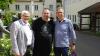 Guido Fels (Mitte) hatte viel zu erzählen, als er seinen ehemaligen Pädagogen Andreas Halbig (links) und seinen ehemaligen Ausbilder Norbert Weimer (rechts) nach über 30 Jahren im Würzburger Caritas-Don Bosco-Bildungszentrum wiedertraf.