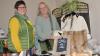Taschen und Dekoartikel aus Upcycling von Pelzwaren bietet Silke Ried-Kienzle (rechts) bei der Ausstellung „Üchtelhäuser Kreativ Handwerk“ an. Mit im Bild Katharina Weißenberger, die zusammen mit ihr dieses Event organisiert. 