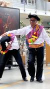 Auch Roberto Torres und Julio Valdez zeigen ihr tänzerisches Können. Auch Roberto Torres und Julio Valdez zeigen ihr tänzerisches Können.