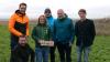 Ein gemeinsamer Besuch auf einer Feldhamsterinsel bei Bergtheim. Von links: Landtagsabgeordneter Björn Jungbauer, LPV-Geschäftsführerin Simone Heim, Jonas Stelz (Koordinator des Feldhamsterhilfsprogramms bei der Regierung von Unterfranken), Landrat und LPV-Vorsitzender Thomas Eberth, Landtagsabgeordneter Felix von Zobel. Vorne: Heiko Lanig (LPV-Koordinator für den Feldhamsterschutz).