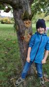 Die Kinder gestalteten lustige Baumgeister aus Ton und Naturmaterialien Die Kinder gestalteten lustige Baumgeister aus Ton und Naturmaterialien