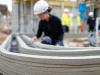 Beim 3D-Gebäudedruck trägt ein Portaldrucker den Beton in Streifen auf – dadurch entstehen die Wände mit einer Rillenoptik.