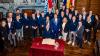 Der Aufstieg des Herren-Teams I in die Zweite Bundesliga war Anlass für einen Eintrag ins Goldene Buch der Stadt Würzburg. In der Bildmitte Kapitän Nicolai Kutz umringt von Oberbürgermeister Martin Heilig und seinen Stellvertreterinnen Dr. Sandra Vorlová und Judith Roth-Jörg sowie der Delegation des Golf Clubs Würzburg mit Präsident Bernhard May.