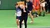 Tennisprofi Holger Rune konnte den Platz nach seiner Verletzung nur mit fremder Hilfe verlassen.