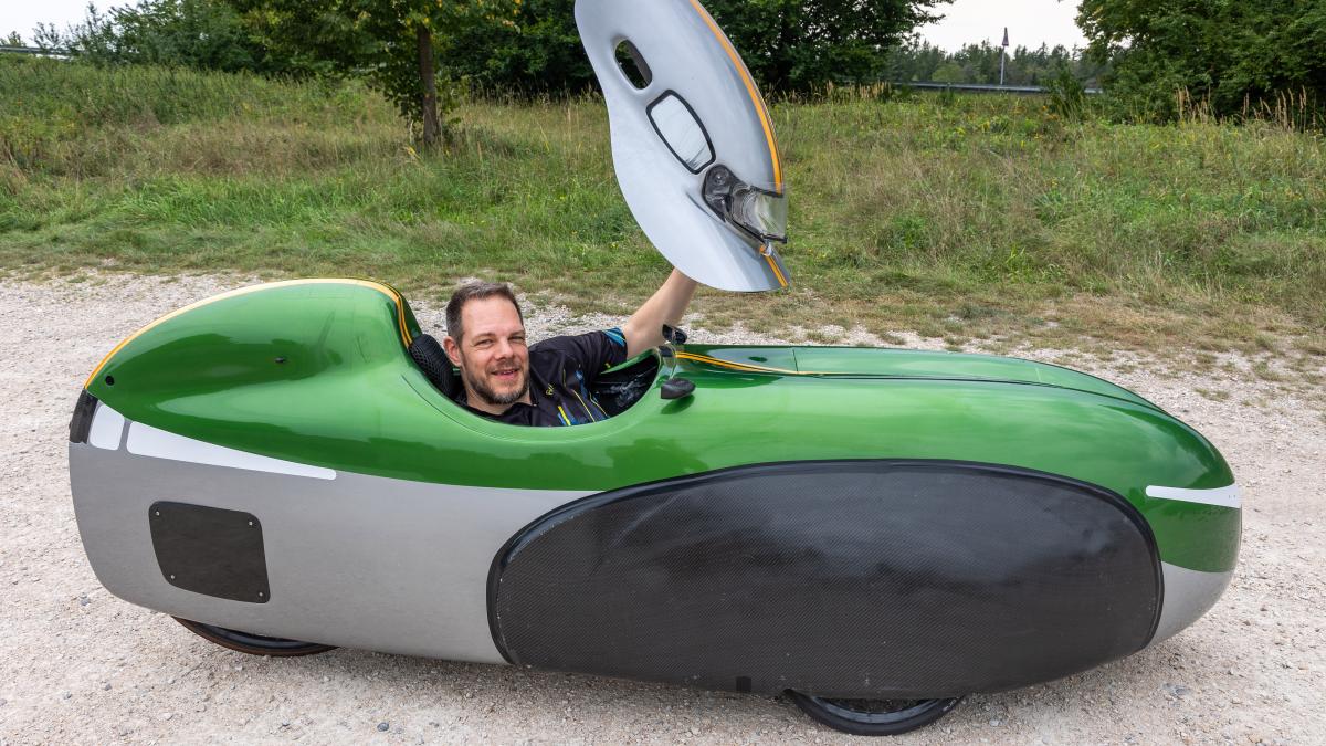 Rocketman Markus Ehscheid sorgt mit seinem Velomobil auf der Straße für ...