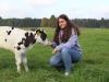 Rebecca Häuserer macht die Ausbildung zur Dorfhelferin. Ihr Praktikum absolvierte sie auf dem Hof von Tobias Guggemos.