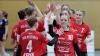 Die Spielerinnen der HSG Pleichach klatschen sich nach dem Sieg gegen die HSG Volkach ab. Mit 30:18 gewannen die Pleichacherinnen ihr Heimspiel in der Bergtheimer Willi-Sauer-Halle gegen den Oberliga-Aufsteiger von der Mainschleife. 