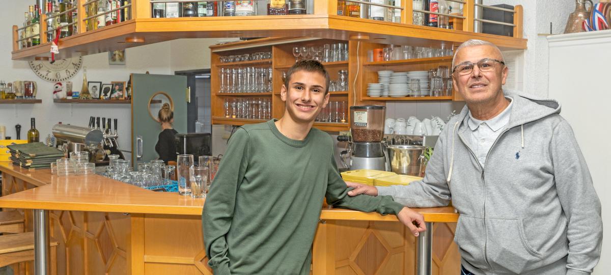 Ein starkes Team in Augsburg: Vater und Sohn sind im Sportheim im vollen Einsatz