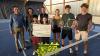 Beim Kinder- und Jugendtraining in der TGV-Tennishalle überreichte Michael Fritz (links), Leiter des Beratungscenters der Sparkasse in Veitshöchheim, den symbolischen Scheck an Tennistrainer Serban Moraru.