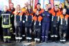 Im Bild die zwölf Absolventinnen und Absolventen der Leistungsprüfung in Modschiedel mit Kreisbrandmeister Christian Kunstmann, Gruppenführer Marco Freitag, Schiedsrichter Thomas Säum, Bürgermeister Michael Zapf, stellvertretendem Kreisjugendfeuerwehrwart Roland Dauer und Kreisbrandmeister Matthias Müller.