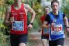 Noah Möller (links) vom TSV Staffelstein gewann den Fürther Stadtwaldlauf mit großem Vorsprung. Hier überholt er den Fürther Dominik Döllinger, der über die 5,2-Kilometer-Distanz am Start war.