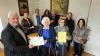 Bürgermeister Jürgen Hennemann (links) nahm die Unterschriften entgegen von (vorne, von links) Franka Camphausen, Ingrid Mandery und Sonja Strehl sowie (hinten von links) Elisabeth Keidler, Sabine Klüpfel, Elisabeth Harrison, Sabine Hillemeir und Helga Merkl.